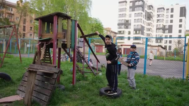 Дети Играют Игры Свежем Воздухе Дворе — стоковое видео
