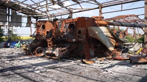 Potongan Logam Dan Mesin Terletak Tumpukan Kekacauan Bawah Silau Keras — Stok Video