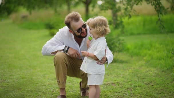 Momentos Felizes Paternidade Quando Pai Comunica Alegremente Com Bebê Natureza — Vídeo de Stock