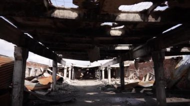 Doğu Ukrayna 'da parçalanmış bir çiftliğin kalıntıları. Savaş yüzünden harap olmuş bir çiftlik. Savaş Yıkım Konsepti.