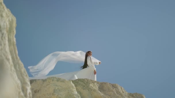 花嫁のベールは青空に溶け込み 彼女の新しい旅の無限の可能性を象徴しています — ストック動画