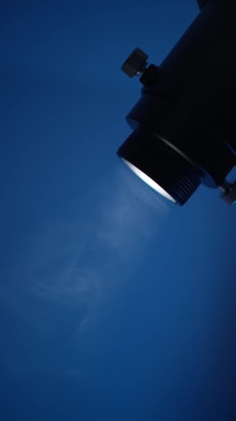 Крупним Планом Професійне Фотографічне Світло Синьому Фоні — стокове відео