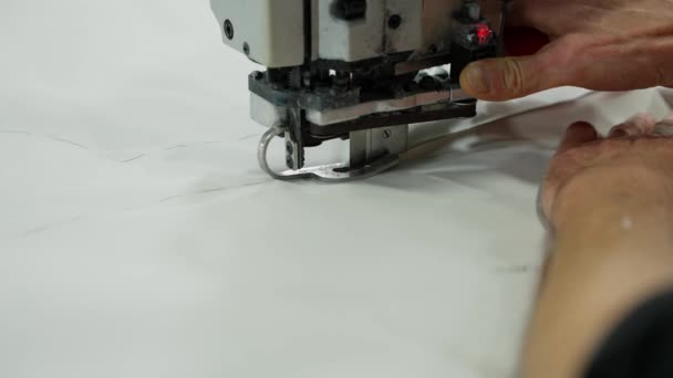 精密缝纫机在车间操作 工人通过工业缝纫机引导织物 — 图库视频影像