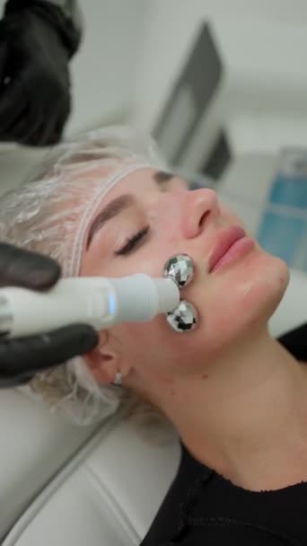 Client Relaxat Suferă Tratament Facial Ultimă Generație Subliniind Sinergia Dintre — Videoclip de stoc