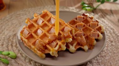 Altın bir Belçika waffle 'ı, yumuşak karamel kareleri ile özenle süslenir. İpek karamel serpintisi, eriyen dokular ve tatlılıkla tamamlanır..