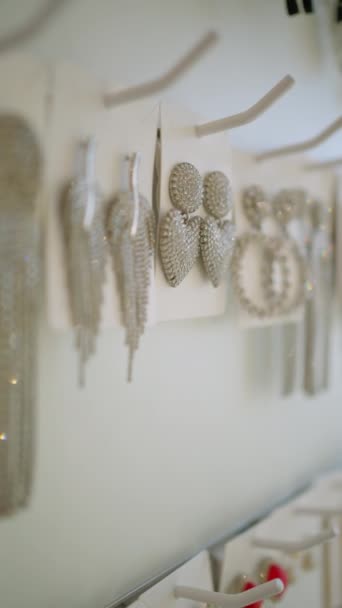 墙上挂着一系列时髦的女用饰物 有珍珠边和菱形耳环 — 图库视频影像