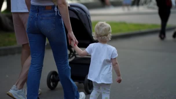 Mãe Pai Menina Gostando Caminhar Passar Tempo Juntos Cidade Verão — Vídeo de Stock