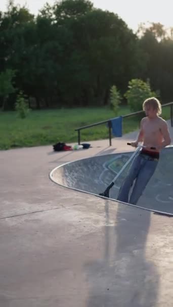 Skatepark Aerial Stunts Pemuda Berkaos Mengeksekusi Aksi Skuter Udara Dengan — Stok Video