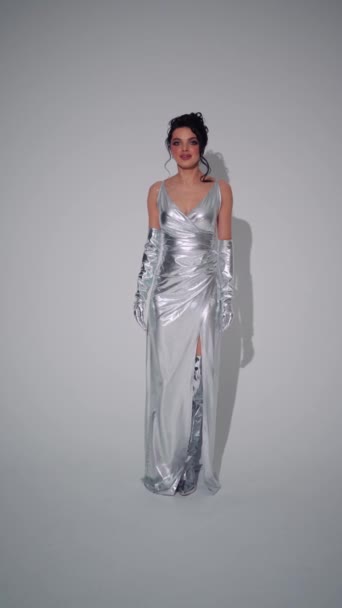 Silver Elegance Ganzkörperporträt Ganzheitliches Porträt Einer Frau Silbernem Kleid Und — Stockvideo