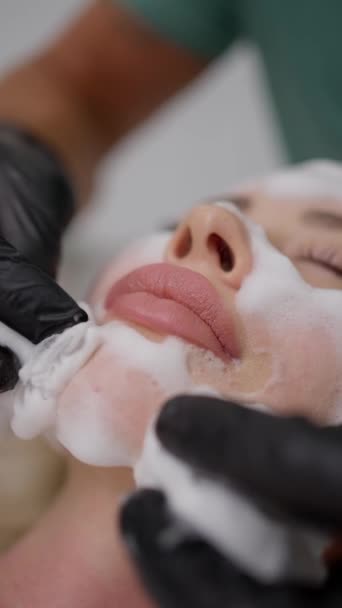 面部掩蔽应用的特写 泡沫掩模工艺的应用 护理护理 — 图库视频影像