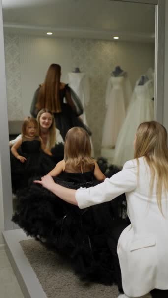 Menschen Probieren Einer Modeboutique Schwarze Abendkleider — Stockvideo