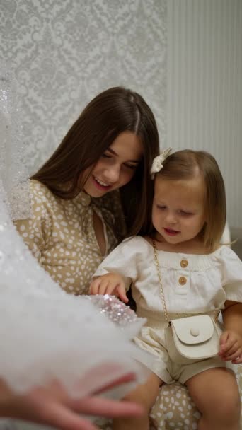Maravilha Casamento Refletida Nos Olhos Uma Criança Encantada Com Vestido — Vídeo de Stock