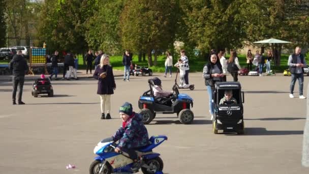 Mieszkańcy Miasta Spacerują Parku Publicznym Dziećmi Dzień Wolny — Wideo stockowe