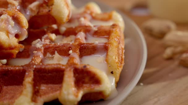 Güzel Doğranmış Fındıklı Belçika Çikolatalı Waffle — Stok video