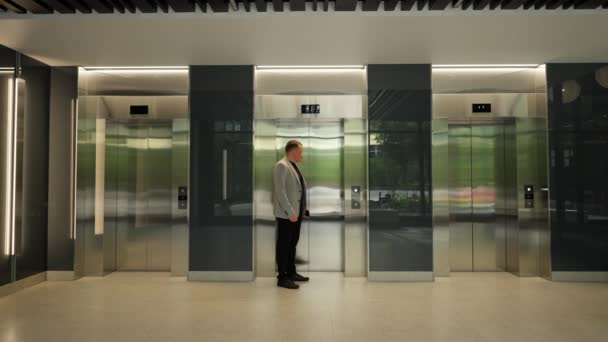 Απεικονίζει Έναν Επιχειρηματία Μια Στιγμή Ακινησίας Περιμένοντας Ασανσέρ Στο Καλά — Αρχείο Βίντεο