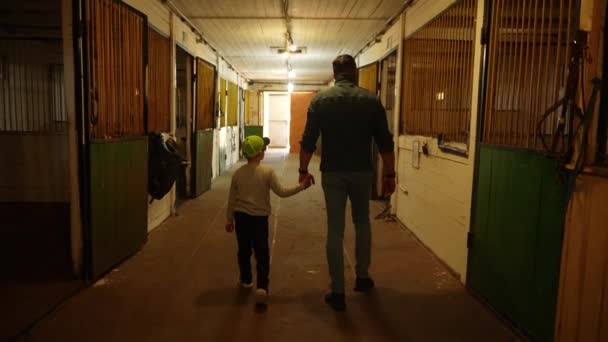 Πατέρας Και Γιος Περνούν Σαββατοκύριακο Φάρμα Αλόγων — Αρχείο Βίντεο