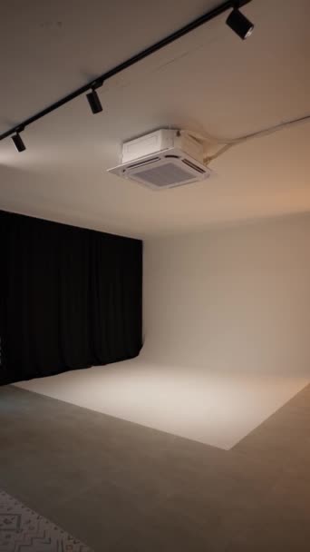 Estúdio Fotográfico Cyclorama Branco Com Equipamento Iluminação — Vídeo de Stock