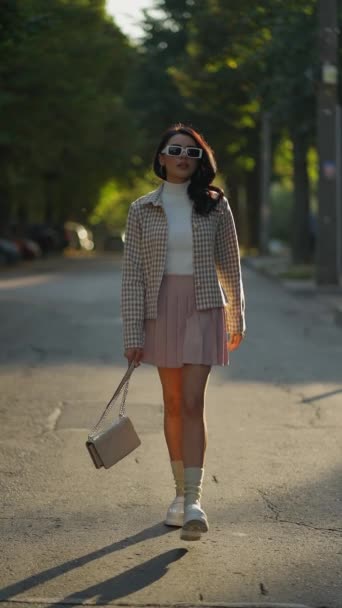 Елегантна Жінка Пастельній Короткій Спідниці Піджак Білі Кросівки Пропонують Нове — стокове відео
