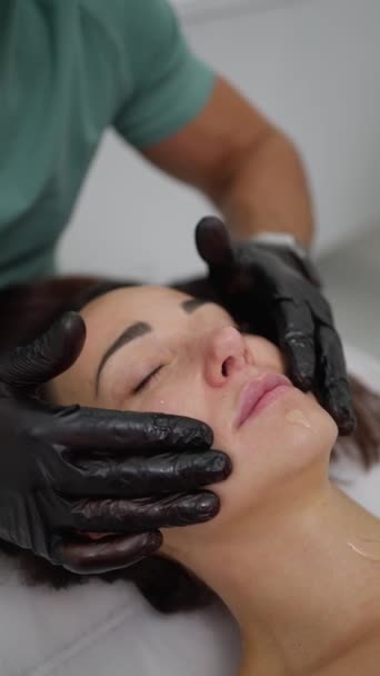 Elemento Calmante Tátil Tratamento Facial Onde Mãos Enluvadas Profissionais Realizam — Vídeo de Stock