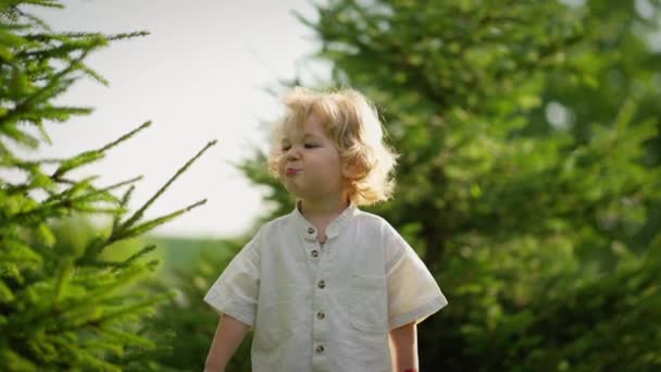 晴朗的夏日 穿着米色衣服的孩子们在花园里快乐地奔跑着 — 图库视频影像