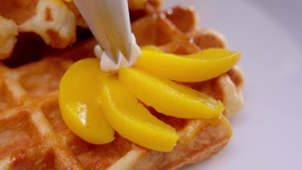 Waffle Belga Appena Sfornato Completato Succosa Dolcezza Fette Pesca Rifinito — Video Stock