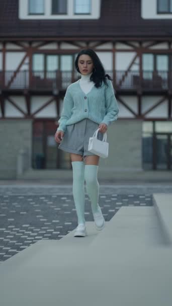 Elegante Jonge Aantrekkelijke Vrouw Trui Korte Broek Witte Sneakers Loopt — Stockvideo