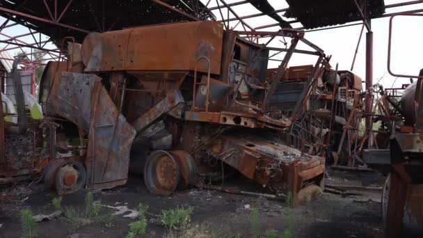 Escombros Metal Quemado Cosechadora Partes Oxidadas Mecanismos Internos Rotos — Vídeos de Stock