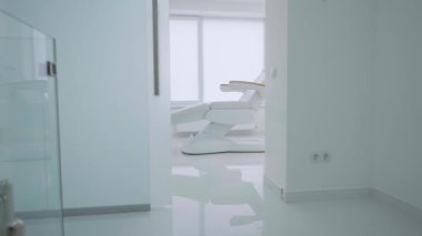 Klinikteki modern kozmetoloji başkanı: Parlak ofisteki hastalar için boş beyaz sandalye.