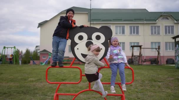 Діти Радісними Обличчями Піднялися Металеву Конструкцію Нагадує Плюшевого Ведмедя Вдень — стокове відео