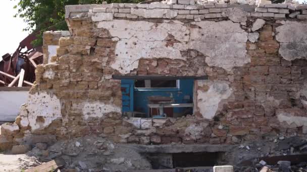 Pozostałości Kamiennej Ściany Budynku Gospodarskiego Położonego Pobliżu Budynków Wiejskich — Wideo stockowe