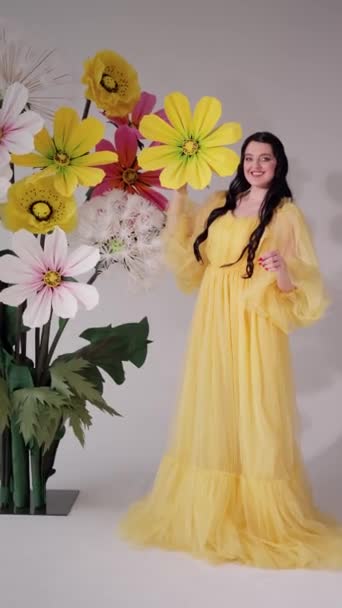 Luksusowy Szczęśliwy Podekscytowany Szczęśliwy Szczęśliwy Młoda Kobieta Żółty Kwiat Sukienka — Wideo stockowe