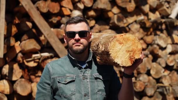Mężczyzna Rolnik Bierze Kłodę Tle Siekanego Drewna Opałowego — Wideo stockowe