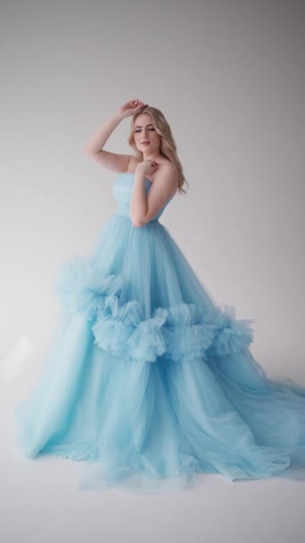 Kobieta Jest Ubrana Obszerne Warstwy Niebieskiej Sukienki Tiulu — Wideo stockowe