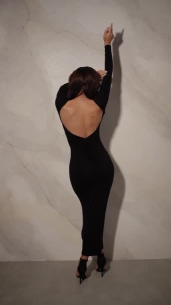 Жінка Сукні Задніх Дверей Вражає Художню Позу Мармурову Стіну Фігура — стокове відео
