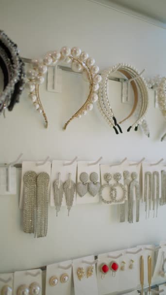 墙上挂着一系列时髦的女用饰物 有珍珠边和菱形耳环 — 图库视频影像