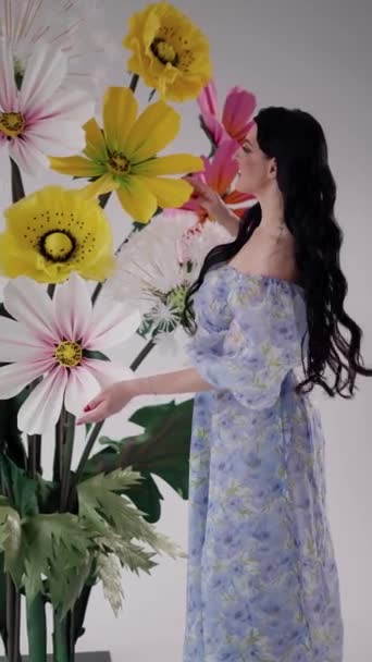Молода Жінка Позує Серед Квітів — стокове відео