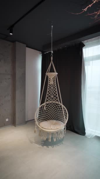 Een Luxe Hangstoel Boho Stijl Opgehangen Aan Het Plafond Fotostudio — Stockvideo