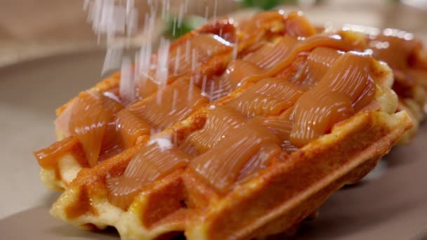 Belgická Vafle Obohacená Hladký Karamel Oprašování Cukru Slibuje Lahodnou Směs — Stock video