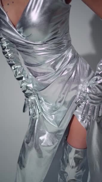 没有脸的女性身体 年轻性感优雅的女人戴上长长的手套在手上 银色闪亮晚礼服 — 图库视频影像