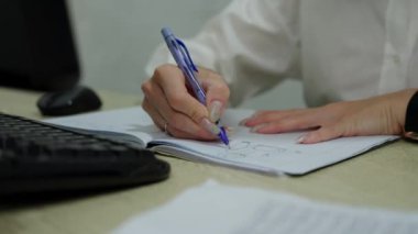 Grafik kağıdına insan figürü çizen sanatçı. Kalemle çizim çubuğu figürü.