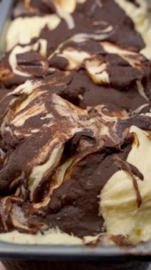 Farklı tatlarla dolu bir tepside renkli dondurmaları yakından çek. Lezzet seçimi inanılmazdır, klasikten en olağanüstüye. Dondurmanın tadı unutulmaz bir zevk veriyor..