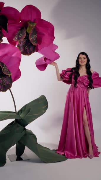 Mulher Sensual Bonita Com Batom Vermelho Fundo Floral Estúdio Tiro — Vídeo de Stock