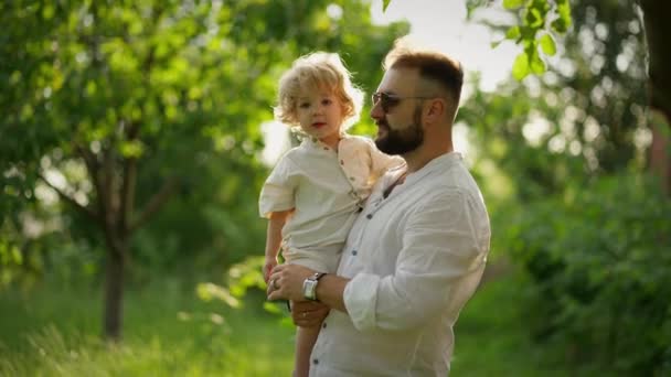 Pai Camisa Branca Suavemente Mantém Seu Filho Desfrutando Paz Floresta — Vídeo de Stock
