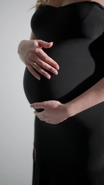 Embarazada Modelo Suavemente Sostiene Sus Manos Sobre Estómago Posando Traje — Vídeo de stock