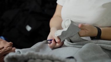 Terzi fabrikada kıyafet yapıyor..