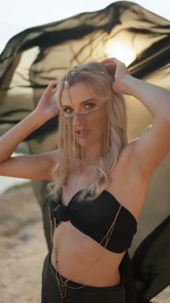 Таємнича Блондинка Східній Сукні Шифоновою Завісою Фоні Вечірнього Неба — стокове відео