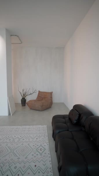 Moderno Salón Interior Con Sofá Negro — Vídeo de stock
