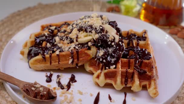 Una Vista Cerca Waffle Cubierto Con Plátano Rodajas Salsa Chocolate — Vídeo de stock