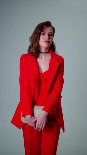 Confiance Rayonne Une Femme Costume Rouge Vif Associé Subtil Étranglement — Video