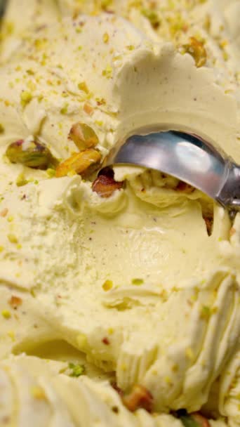Skořápka Vanilkové Zmrzliny Posypaná Pistáciemi — Stock video